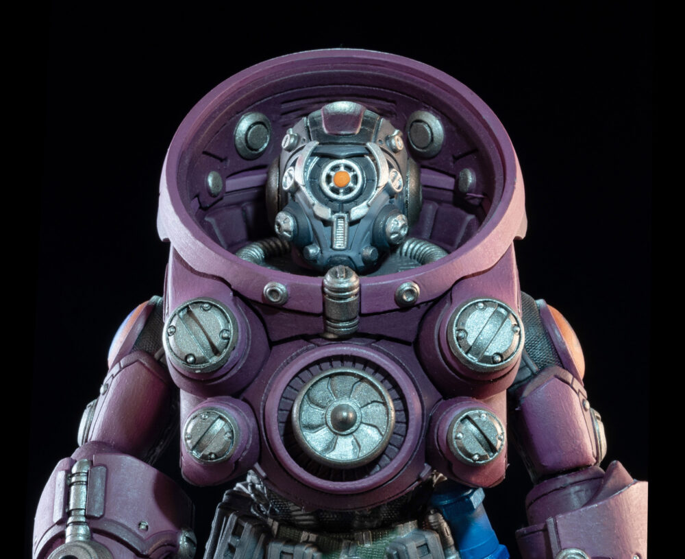 Cosmic legions: oxkrewe book one thraxxon figura uularia speer (deluxe). Uularia y su esposo, vellok, han trabajado para la corporación aexor3 como especialistas en recuperación durante muchos ciclos. Como navegante del qorgonox, el trabajo de uularia es trazar un camino seguro para la "oxkrewe" adondequiera que sus misiones los lleven. Se toma este rol muy en serio, ya que los miembros de la tripulación que viajan con ella son más que simples compañeros de trabajo: son su familia elegida, y ella es la madre protectora cuya tarea es mantenerlos en el camino correcto. Varada en un planeta extraño con equipo limitado y menos recursos, uularia reconstruye piezas rotas de tecnología de navegación, y finalmente descubre que se encuentran en un planeta llamado thraxxon, en las profundidades del cuarto anillo del cosmerrium. Mientras su esposo está profundamente concentrado en los desafíos que les esperan, uularia lucha por asimilar la situación, sintiendo de alguna manera que ella podría ser responsable de que su nave se desviara de su rumbo y de que su familia sufra por ese error.