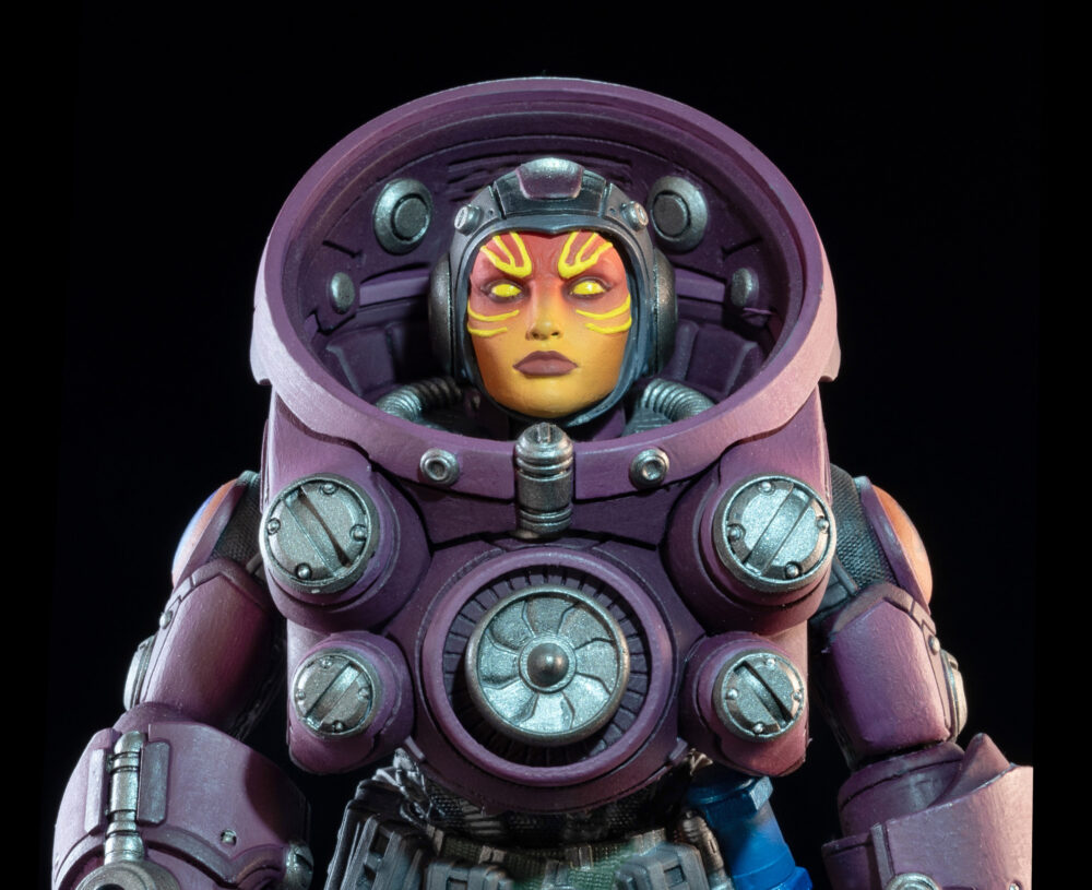 Cosmic legions: oxkrewe book one thraxxon figura uularia speer (deluxe). Uularia y su esposo, vellok, han trabajado para la corporación aexor3 como especialistas en recuperación durante muchos ciclos. Como navegante del qorgonox, el trabajo de uularia es trazar un camino seguro para la "oxkrewe" adondequiera que sus misiones los lleven. Se toma este rol muy en serio, ya que los miembros de la tripulación que viajan con ella son más que simples compañeros de trabajo: son su familia elegida, y ella es la madre protectora cuya tarea es mantenerlos en el camino correcto. Varada en un planeta extraño con equipo limitado y menos recursos, uularia reconstruye piezas rotas de tecnología de navegación, y finalmente descubre que se encuentran en un planeta llamado thraxxon, en las profundidades del cuarto anillo del cosmerrium. Mientras su esposo está profundamente concentrado en los desafíos que les esperan, uularia lucha por asimilar la situación, sintiendo de alguna manera que ella podría ser responsable de que su nave se desviara de su rumbo y de que su familia sufra por ese error.