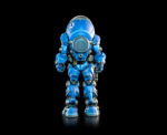COSMIC LEGIONS: OXKREWE BOOK ONE THRAXXON FIGURA VELLOK SPEER (DELUXE). La designación oficial AEXOR3 de Vellok Speer es la de piloto de la nave de recuperación conocida como Qorgonox. Sin embargo, para quienes viajan a bordo de esa nave como parte de la "OxKrewe", Vellok es su líder no oficial y nada menos que una figura paterna para esta familia poco convencional. Vellok es el primero en despertar tras el accidente de la Qorgonox en un planeta desconocido. Devastado por la pérdida de tantos miembros de su familia adoptiva entre la OxKrewe, sabe que el tiempo de luto tendrá que esperar. Su prioridad debe ser la de quienes sobrevivieron al accidente. Tras reunir todos los restos que puedan rescatar y levantar un campamento improvisado dentro de uno de los contenedores de transporte dañados de la nave, Vellok jura que encontrará la manera de proteger a los miembros de la tripulación que permanecen bajo su cuidado.