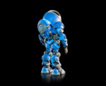 COSMIC LEGIONS: OXKREWE BOOK ONE THRAXXON FIGURA VELLOK SPEER (DELUXE). La designación oficial AEXOR3 de Vellok Speer es la de piloto de la nave de recuperación conocida como Qorgonox. Sin embargo, para quienes viajan a bordo de esa nave como parte de la "OxKrewe", Vellok es su líder no oficial y nada menos que una figura paterna para esta familia poco convencional. Vellok es el primero en despertar tras el accidente de la Qorgonox en un planeta desconocido. Devastado por la pérdida de tantos miembros de su familia adoptiva entre la OxKrewe, sabe que el tiempo de luto tendrá que esperar. Su prioridad debe ser la de quienes sobrevivieron al accidente. Tras reunir todos los restos que puedan rescatar y levantar un campamento improvisado dentro de uno de los contenedores de transporte dañados de la nave, Vellok jura que encontrará la manera de proteger a los miembros de la tripulación que permanecen bajo su cuidado.