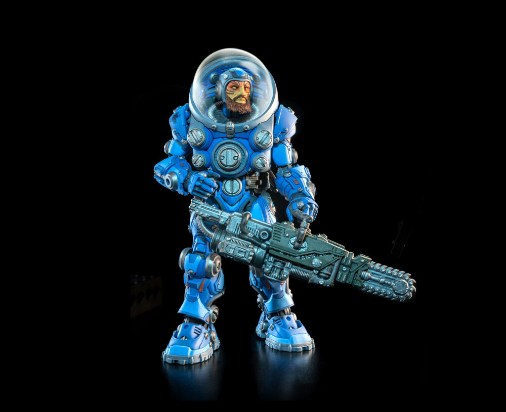 Cosmic legions: oxkrewe book one thraxxon figura vellok speer (deluxe). La designación oficial aexor3 de vellok speer es la de piloto de la nave de recuperación conocida como qorgonox. Sin embargo, para quienes viajan a bordo de esa nave como parte de la "oxkrewe", vellok es su líder no oficial y nada menos que una figura paterna para esta familia poco convencional. Vellok es el primero en despertar tras el accidente de la qorgonox en un planeta desconocido. Devastado por la pérdida de tantos miembros de su familia adoptiva entre la oxkrewe, sabe que el tiempo de luto tendrá que esperar. Su prioridad debe ser la de quienes sobrevivieron al accidente. Tras reunir todos los restos que puedan rescatar y levantar un campamento improvisado dentro de uno de los contenedores de transporte dañados de la nave, vellok jura que encontrará la manera de proteger a los miembros de la tripulación que permanecen bajo su cuidado.