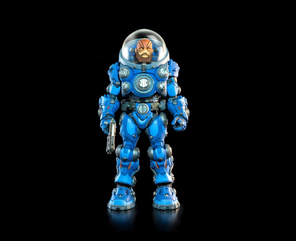 Cosmic legions: oxkrewe book one thraxxon figura vellok speer (deluxe). La designación oficial aexor3 de vellok speer es la de piloto de la nave de recuperación conocida como qorgonox. Sin embargo, para quienes viajan a bordo de esa nave como parte de la "oxkrewe", vellok es su líder no oficial y nada menos que una figura paterna para esta familia poco convencional. Vellok es el primero en despertar tras el accidente de la qorgonox en un planeta desconocido. Devastado por la pérdida de tantos miembros de su familia adoptiva entre la oxkrewe, sabe que el tiempo de luto tendrá que esperar. Su prioridad debe ser la de quienes sobrevivieron al accidente. Tras reunir todos los restos que puedan rescatar y levantar un campamento improvisado dentro de uno de los contenedores de transporte dañados de la nave, vellok jura que encontrará la manera de proteger a los miembros de la tripulación que permanecen bajo su cuidado.
