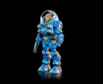 COSMIC LEGIONS: OXKREWE BOOK ONE THRAXXON FIGURA VELLOK SPEER (DELUXE). La designación oficial AEXOR3 de Vellok Speer es la de piloto de la nave de recuperación conocida como Qorgonox. Sin embargo, para quienes viajan a bordo de esa nave como parte de la "OxKrewe", Vellok es su líder no oficial y nada menos que una figura paterna para esta familia poco convencional. Vellok es el primero en despertar tras el accidente de la Qorgonox en un planeta desconocido. Devastado por la pérdida de tantos miembros de su familia adoptiva entre la OxKrewe, sabe que el tiempo de luto tendrá que esperar. Su prioridad debe ser la de quienes sobrevivieron al accidente. Tras reunir todos los restos que puedan rescatar y levantar un campamento improvisado dentro de uno de los contenedores de transporte dañados de la nave, Vellok jura que encontrará la manera de proteger a los miembros de la tripulación que permanecen bajo su cuidado.