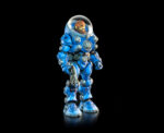 COSMIC LEGIONS: OXKREWE BOOK ONE THRAXXON FIGURA VELLOK SPEER (DELUXE). La designación oficial AEXOR3 de Vellok Speer es la de piloto de la nave de recuperación conocida como Qorgonox. Sin embargo, para quienes viajan a bordo de esa nave como parte de la "OxKrewe", Vellok es su líder no oficial y nada menos que una figura paterna para esta familia poco convencional. Vellok es el primero en despertar tras el accidente de la Qorgonox en un planeta desconocido. Devastado por la pérdida de tantos miembros de su familia adoptiva entre la OxKrewe, sabe que el tiempo de luto tendrá que esperar. Su prioridad debe ser la de quienes sobrevivieron al accidente. Tras reunir todos los restos que puedan rescatar y levantar un campamento improvisado dentro de uno de los contenedores de transporte dañados de la nave, Vellok jura que encontrará la manera de proteger a los miembros de la tripulación que permanecen bajo su cuidado.