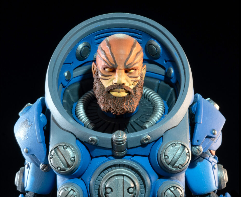 Cosmic legions: oxkrewe book one thraxxon figura vellok speer (deluxe). La designación oficial aexor3 de vellok speer es la de piloto de la nave de recuperación conocida como qorgonox. Sin embargo, para quienes viajan a bordo de esa nave como parte de la "oxkrewe", vellok es su líder no oficial y nada menos que una figura paterna para esta familia poco convencional. Vellok es el primero en despertar tras el accidente de la qorgonox en un planeta desconocido. Devastado por la pérdida de tantos miembros de su familia adoptiva entre la oxkrewe, sabe que el tiempo de luto tendrá que esperar. Su prioridad debe ser la de quienes sobrevivieron al accidente. Tras reunir todos los restos que puedan rescatar y levantar un campamento improvisado dentro de uno de los contenedores de transporte dañados de la nave, vellok jura que encontrará la manera de proteger a los miembros de la tripulación que permanecen bajo su cuidado.