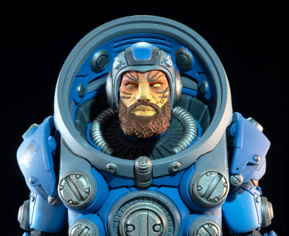 Cosmic legions: oxkrewe book one thraxxon figura vellok speer (deluxe). La designación oficial aexor3 de vellok speer es la de piloto de la nave de recuperación conocida como qorgonox. Sin embargo, para quienes viajan a bordo de esa nave como parte de la "oxkrewe", vellok es su líder no oficial y nada menos que una figura paterna para esta familia poco convencional. Vellok es el primero en despertar tras el accidente de la qorgonox en un planeta desconocido. Devastado por la pérdida de tantos miembros de su familia adoptiva entre la oxkrewe, sabe que el tiempo de luto tendrá que esperar. Su prioridad debe ser la de quienes sobrevivieron al accidente. Tras reunir todos los restos que puedan rescatar y levantar un campamento improvisado dentro de uno de los contenedores de transporte dañados de la nave, vellok jura que encontrará la manera de proteger a los miembros de la tripulación que permanecen bajo su cuidado.