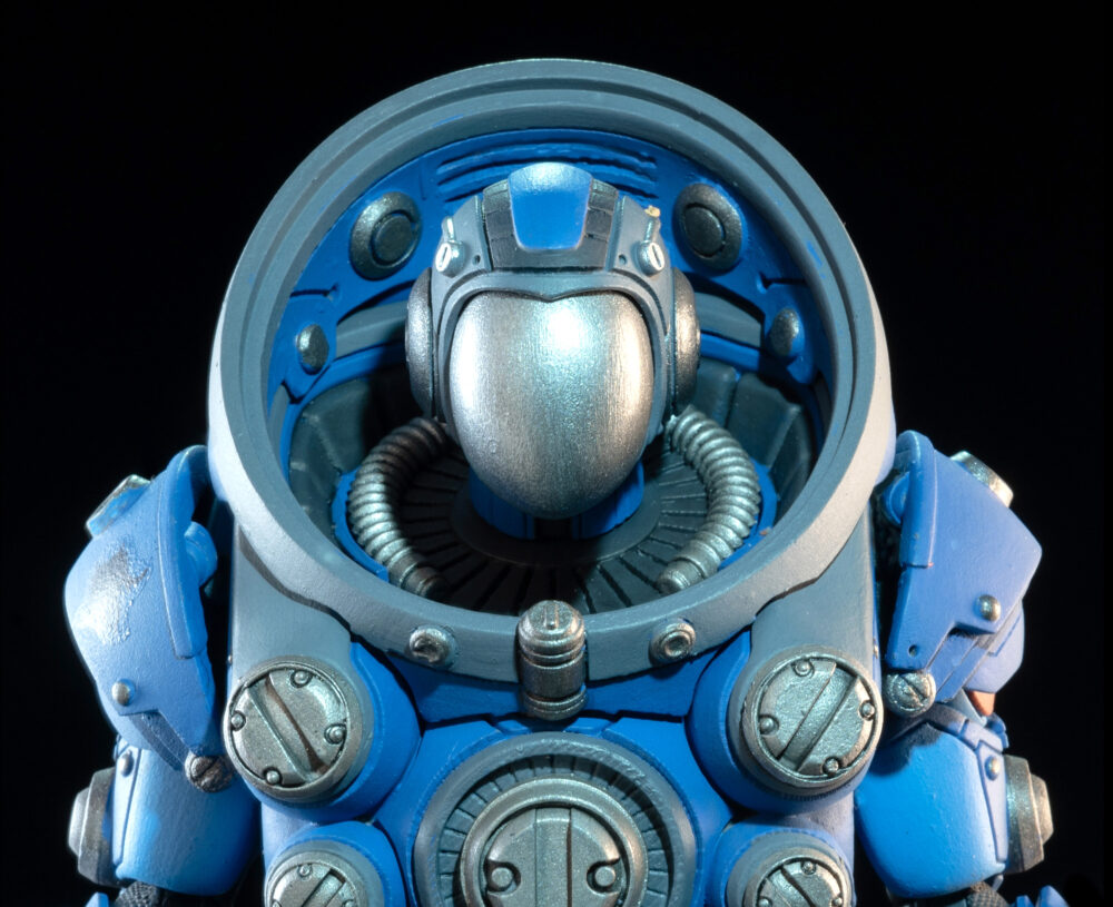Cosmic legions: oxkrewe book one thraxxon figura vellok speer (deluxe). La designación oficial aexor3 de vellok speer es la de piloto de la nave de recuperación conocida como qorgonox. Sin embargo, para quienes viajan a bordo de esa nave como parte de la "oxkrewe", vellok es su líder no oficial y nada menos que una figura paterna para esta familia poco convencional. Vellok es el primero en despertar tras el accidente de la qorgonox en un planeta desconocido. Devastado por la pérdida de tantos miembros de su familia adoptiva entre la oxkrewe, sabe que el tiempo de luto tendrá que esperar. Su prioridad debe ser la de quienes sobrevivieron al accidente. Tras reunir todos los restos que puedan rescatar y levantar un campamento improvisado dentro de uno de los contenedores de transporte dañados de la nave, vellok jura que encontrará la manera de proteger a los miembros de la tripulación que permanecen bajo su cuidado.