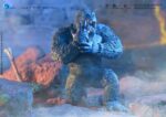KONG EXQUISITE BASIC GODZILLA X KONG THE NEW EMPIRE. Kong mide 16 cm de alto, está hecho con atención al detalle, basado en datos CG originales, reproduce fielmente cada aspecto de la apariencia de Kong en la película Godzilla x Kong: El Nuevo Imperio, mostrando la imparable y majestuosa postura de Kong. La figura está meticulosamente detallada, con aplicaciones de pintura en varias capas que resaltan su pelaje blanco plateado, sus intimidantes ojos, su robusta musculatura y su pecho con cicatrices de batalla, reflejo de décadas de combate. La minuciosidad de los detalles confiere a la figura un gran realismo. Con amplias articulaciones mejoradas, que proporcionan una gran amplitud de movimiento para recrear varias poses, como la postura cuadrúpeda o entrecruzada. Los accesorios incluyen un hacha de batalla translúcida y 3 pares de manos intercambiables, que permiten recrear escenas icónicas. Sobre la escultura de la cabeza, además de la cara normal, la cara de batalla rugiente y la cara gruñona, te permiten representar un Kong más dinámico y feroz, ¡captando la esencia del poderoso rey!