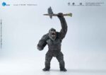 KONG EXQUISITE BASIC GODZILLA X KONG THE NEW EMPIRE. Kong mide 16 cm de alto, está hecho con atención al detalle, basado en datos CG originales, reproduce fielmente cada aspecto de la apariencia de Kong en la película Godzilla x Kong: El Nuevo Imperio, mostrando la imparable y majestuosa postura de Kong. La figura está meticulosamente detallada, con aplicaciones de pintura en varias capas que resaltan su pelaje blanco plateado, sus intimidantes ojos, su robusta musculatura y su pecho con cicatrices de batalla, reflejo de décadas de combate. La minuciosidad de los detalles confiere a la figura un gran realismo. Con amplias articulaciones mejoradas, que proporcionan una gran amplitud de movimiento para recrear varias poses, como la postura cuadrúpeda o entrecruzada. Los accesorios incluyen un hacha de batalla translúcida y 3 pares de manos intercambiables, que permiten recrear escenas icónicas. Sobre la escultura de la cabeza, además de la cara normal, la cara de batalla rugiente y la cara gruñona, te permiten representar un Kong más dinámico y feroz, ¡captando la esencia del poderoso rey!