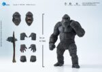 KONG EXQUISITE BASIC GODZILLA X KONG THE NEW EMPIRE. Kong mide 16 cm de alto, está hecho con atención al detalle, basado en datos CG originales, reproduce fielmente cada aspecto de la apariencia de Kong en la película Godzilla x Kong: El Nuevo Imperio, mostrando la imparable y majestuosa postura de Kong. La figura está meticulosamente detallada, con aplicaciones de pintura en varias capas que resaltan su pelaje blanco plateado, sus intimidantes ojos, su robusta musculatura y su pecho con cicatrices de batalla, reflejo de décadas de combate. La minuciosidad de los detalles confiere a la figura un gran realismo. Con amplias articulaciones mejoradas, que proporcionan una gran amplitud de movimiento para recrear varias poses, como la postura cuadrúpeda o entrecruzada. Los accesorios incluyen un hacha de batalla translúcida y 3 pares de manos intercambiables, que permiten recrear escenas icónicas. Sobre la escultura de la cabeza, además de la cara normal, la cara de batalla rugiente y la cara gruñona, te permiten representar un Kong más dinámico y feroz, ¡captando la esencia del poderoso rey!