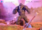 KONG EXQUISITE BASIC GODZILLA X KONG THE NEW EMPIRE. Kong mide 16 cm de alto, está hecho con atención al detalle, basado en datos CG originales, reproduce fielmente cada aspecto de la apariencia de Kong en la película Godzilla x Kong: El Nuevo Imperio, mostrando la imparable y majestuosa postura de Kong. La figura está meticulosamente detallada, con aplicaciones de pintura en varias capas que resaltan su pelaje blanco plateado, sus intimidantes ojos, su robusta musculatura y su pecho con cicatrices de batalla, reflejo de décadas de combate. La minuciosidad de los detalles confiere a la figura un gran realismo. Con amplias articulaciones mejoradas, que proporcionan una gran amplitud de movimiento para recrear varias poses, como la postura cuadrúpeda o entrecruzada. Los accesorios incluyen un hacha de batalla translúcida y 3 pares de manos intercambiables, que permiten recrear escenas icónicas. Sobre la escultura de la cabeza, además de la cara normal, la cara de batalla rugiente y la cara gruñona, te permiten representar un Kong más dinámico y feroz, ¡captando la esencia del poderoso rey!