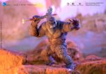 KONG EXQUISITE BASIC GODZILLA X KONG THE NEW EMPIRE. Kong mide 16 cm de alto, está hecho con atención al detalle, basado en datos CG originales, reproduce fielmente cada aspecto de la apariencia de Kong en la película Godzilla x Kong: El Nuevo Imperio, mostrando la imparable y majestuosa postura de Kong. La figura está meticulosamente detallada, con aplicaciones de pintura en varias capas que resaltan su pelaje blanco plateado, sus intimidantes ojos, su robusta musculatura y su pecho con cicatrices de batalla, reflejo de décadas de combate. La minuciosidad de los detalles confiere a la figura un gran realismo. Con amplias articulaciones mejoradas, que proporcionan una gran amplitud de movimiento para recrear varias poses, como la postura cuadrúpeda o entrecruzada. Los accesorios incluyen un hacha de batalla translúcida y 3 pares de manos intercambiables, que permiten recrear escenas icónicas. Sobre la escultura de la cabeza, además de la cara normal, la cara de batalla rugiente y la cara gruñona, te permiten representar un Kong más dinámico y feroz, ¡captando la esencia del poderoso rey!