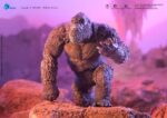 KONG EXQUISITE BASIC GODZILLA X KONG THE NEW EMPIRE. Kong mide 16 cm de alto, está hecho con atención al detalle, basado en datos CG originales, reproduce fielmente cada aspecto de la apariencia de Kong en la película Godzilla x Kong: El Nuevo Imperio, mostrando la imparable y majestuosa postura de Kong. La figura está meticulosamente detallada, con aplicaciones de pintura en varias capas que resaltan su pelaje blanco plateado, sus intimidantes ojos, su robusta musculatura y su pecho con cicatrices de batalla, reflejo de décadas de combate. La minuciosidad de los detalles confiere a la figura un gran realismo. Con amplias articulaciones mejoradas, que proporcionan una gran amplitud de movimiento para recrear varias poses, como la postura cuadrúpeda o entrecruzada. Los accesorios incluyen un hacha de batalla translúcida y 3 pares de manos intercambiables, que permiten recrear escenas icónicas. Sobre la escultura de la cabeza, además de la cara normal, la cara de batalla rugiente y la cara gruñona, te permiten representar un Kong más dinámico y feroz, ¡captando la esencia del poderoso rey!