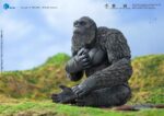 KONG EXQUISITE BASIC GODZILLA X KONG THE NEW EMPIRE. Kong mide 16 cm de alto, está hecho con atención al detalle, basado en datos CG originales, reproduce fielmente cada aspecto de la apariencia de Kong en la película Godzilla x Kong: El Nuevo Imperio, mostrando la imparable y majestuosa postura de Kong. La figura está meticulosamente detallada, con aplicaciones de pintura en varias capas que resaltan su pelaje blanco plateado, sus intimidantes ojos, su robusta musculatura y su pecho con cicatrices de batalla, reflejo de décadas de combate. La minuciosidad de los detalles confiere a la figura un gran realismo. Con amplias articulaciones mejoradas, que proporcionan una gran amplitud de movimiento para recrear varias poses, como la postura cuadrúpeda o entrecruzada. Los accesorios incluyen un hacha de batalla translúcida y 3 pares de manos intercambiables, que permiten recrear escenas icónicas. Sobre la escultura de la cabeza, además de la cara normal, la cara de batalla rugiente y la cara gruñona, te permiten representar un Kong más dinámico y feroz, ¡captando la esencia del poderoso rey!