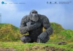 KONG EXQUISITE BASIC GODZILLA X KONG THE NEW EMPIRE. Kong mide 16 cm de alto, está hecho con atención al detalle, basado en datos CG originales, reproduce fielmente cada aspecto de la apariencia de Kong en la película Godzilla x Kong: El Nuevo Imperio, mostrando la imparable y majestuosa postura de Kong. La figura está meticulosamente detallada, con aplicaciones de pintura en varias capas que resaltan su pelaje blanco plateado, sus intimidantes ojos, su robusta musculatura y su pecho con cicatrices de batalla, reflejo de décadas de combate. La minuciosidad de los detalles confiere a la figura un gran realismo. Con amplias articulaciones mejoradas, que proporcionan una gran amplitud de movimiento para recrear varias poses, como la postura cuadrúpeda o entrecruzada. Los accesorios incluyen un hacha de batalla translúcida y 3 pares de manos intercambiables, que permiten recrear escenas icónicas. Sobre la escultura de la cabeza, además de la cara normal, la cara de batalla rugiente y la cara gruñona, te permiten representar un Kong más dinámico y feroz, ¡captando la esencia del poderoso rey!