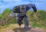 KONG EXQUISITE BASIC GODZILLA X KONG THE NEW EMPIRE. Kong mide 16 cm de alto, está hecho con atención al detalle, basado en datos CG originales, reproduce fielmente cada aspecto de la apariencia de Kong en la película Godzilla x Kong: El Nuevo Imperio, mostrando la imparable y majestuosa postura de Kong. La figura está meticulosamente detallada, con aplicaciones de pintura en varias capas que resaltan su pelaje blanco plateado, sus intimidantes ojos, su robusta musculatura y su pecho con cicatrices de batalla, reflejo de décadas de combate. La minuciosidad de los detalles confiere a la figura un gran realismo. Con amplias articulaciones mejoradas, que proporcionan una gran amplitud de movimiento para recrear varias poses, como la postura cuadrúpeda o entrecruzada. Los accesorios incluyen un hacha de batalla translúcida y 3 pares de manos intercambiables, que permiten recrear escenas icónicas. Sobre la escultura de la cabeza, además de la cara normal, la cara de batalla rugiente y la cara gruñona, te permiten representar un Kong más dinámico y feroz, ¡captando la esencia del poderoso rey!