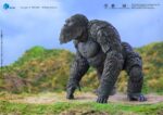 KONG EXQUISITE BASIC GODZILLA X KONG THE NEW EMPIRE. Kong mide 16 cm de alto, está hecho con atención al detalle, basado en datos CG originales, reproduce fielmente cada aspecto de la apariencia de Kong en la película Godzilla x Kong: El Nuevo Imperio, mostrando la imparable y majestuosa postura de Kong. La figura está meticulosamente detallada, con aplicaciones de pintura en varias capas que resaltan su pelaje blanco plateado, sus intimidantes ojos, su robusta musculatura y su pecho con cicatrices de batalla, reflejo de décadas de combate. La minuciosidad de los detalles confiere a la figura un gran realismo. Con amplias articulaciones mejoradas, que proporcionan una gran amplitud de movimiento para recrear varias poses, como la postura cuadrúpeda o entrecruzada. Los accesorios incluyen un hacha de batalla translúcida y 3 pares de manos intercambiables, que permiten recrear escenas icónicas. Sobre la escultura de la cabeza, además de la cara normal, la cara de batalla rugiente y la cara gruñona, te permiten representar un Kong más dinámico y feroz, ¡captando la esencia del poderoso rey!