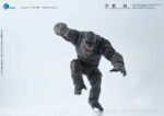 KONG EXQUISITE BASIC GODZILLA X KONG THE NEW EMPIRE. Kong mide 16 cm de alto, está hecho con atención al detalle, basado en datos CG originales, reproduce fielmente cada aspecto de la apariencia de Kong en la película Godzilla x Kong: El Nuevo Imperio, mostrando la imparable y majestuosa postura de Kong. La figura está meticulosamente detallada, con aplicaciones de pintura en varias capas que resaltan su pelaje blanco plateado, sus intimidantes ojos, su robusta musculatura y su pecho con cicatrices de batalla, reflejo de décadas de combate. La minuciosidad de los detalles confiere a la figura un gran realismo. Con amplias articulaciones mejoradas, que proporcionan una gran amplitud de movimiento para recrear varias poses, como la postura cuadrúpeda o entrecruzada. Los accesorios incluyen un hacha de batalla translúcida y 3 pares de manos intercambiables, que permiten recrear escenas icónicas. Sobre la escultura de la cabeza, además de la cara normal, la cara de batalla rugiente y la cara gruñona, te permiten representar un Kong más dinámico y feroz, ¡captando la esencia del poderoso rey!