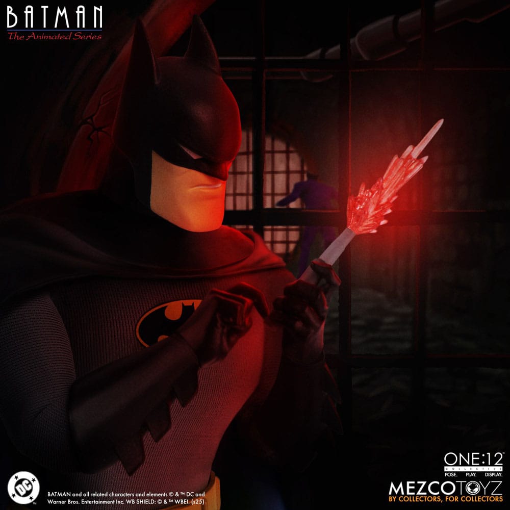 Batman: the animated series one:12 collective. Captura al caballero oscuro en su estilo animado característico, inspirado en la estética de arte noir de la serie innovadora. Se incluye una capa con un alambre de posado integrado y tres retratos de cabeza intercambiables con diferentes expresiones faciales, lo que permite una variedad de looks distintos de la serie. Cuando la noche exige más que solo habilidad y fuerza, batman viene equipado con gafas de visión infrarroja para una mejor visibilidad, una máscara de rebreather para actividades submarinas, un control remoto para convocar al batmóvil y muchas más herramientas para combatir el crimen. Batman: la serie animada sigue al caballero oscuro mientras patrulla las calles plagadas de crimen de gotham, mientras lucha con su doble identidad como bruce wayne y la pérdida de sus padres.
