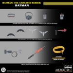 BATMAN: THE ANIMATED SERIES ONE:12 COLLECTIVE. Captura al Caballero Oscuro en su estilo animado característico, inspirado en la estética de arte noir de la serie innovadora. Se incluye una capa con un alambre de posado integrado y tres retratos de cabeza intercambiables con diferentes expresiones faciales, lo que permite una variedad de looks distintos de la serie. Cuando la noche exige más que solo habilidad y fuerza, Batman viene equipado con gafas de visión infrarroja para una mejor visibilidad, una máscara de rebreather para actividades submarinas, un control remoto para convocar al Batmóvil y muchas más herramientas para combatir el crimen. Batman: La Serie Animada sigue al Caballero Oscuro mientras patrulla las calles plagadas de crimen de Gotham, mientras lucha con su doble identidad como Bruce Wayne y la pérdida de sus padres.
