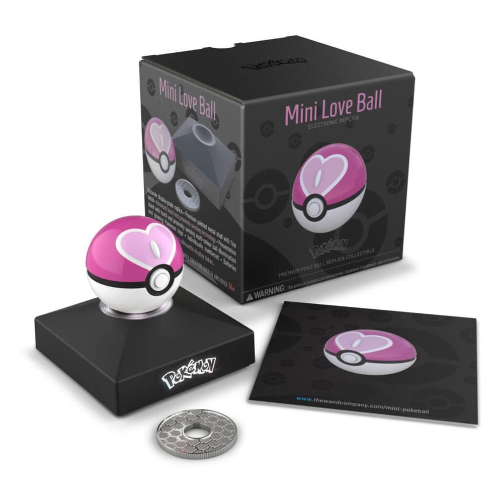 POKÉMON RÉPLICA DIECAST MINI LOVE BALL. Fans de Pokémon de todas las edades disfrutarán con la réplica exacta de Malla Ball. Diámetro de la Malla Ball aprox. 8 cm, tamaño de la caja aprox. 9 x 10 x 10 cm (tamaño de la bola: aprox. 4 cm). Con función de luz LED, pilas incluidas.