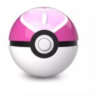 POKÉMON RÉPLICA DIECAST MINI LOVE BALL. Fans de Pokémon de todas las edades disfrutarán con la réplica exacta de Malla Ball. Diámetro de la Malla Ball aprox. 8 cm, tamaño de la caja aprox. 9 x 10 x 10 cm (tamaño de la bola: aprox. 4 cm). Con función de luz LED, pilas incluidas.