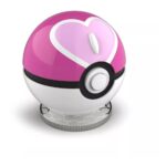 POKÉMON RÉPLICA DIECAST MINI LOVE BALL. Fans de Pokémon de todas las edades disfrutarán con la réplica exacta de Malla Ball. Diámetro de la Malla Ball aprox. 8 cm, tamaño de la caja aprox. 9 x 10 x 10 cm (tamaño de la bola: aprox. 4 cm). Con función de luz LED, pilas incluidas.