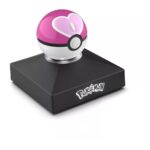 POKÉMON RÉPLICA DIECAST MINI LOVE BALL. Fans de Pokémon de todas las edades disfrutarán con la réplica exacta de Malla Ball. Diámetro de la Malla Ball aprox. 8 cm, tamaño de la caja aprox. 9 x 10 x 10 cm (tamaño de la bola: aprox. 4 cm). Con función de luz LED, pilas incluidas.