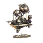 Drekki Flynt es uno de los aeroexploradores más famosos de la sociedad Kharadron, un canalla y un oportunista cuyas hazañas se tornan más escandalosas cuanto más se cuentan. Como Capitán de la Fragata Aelsling, ha prestado los servicios de su nave y tripulación a muchas causas, pocas de ellas nobles del todo. Con esta caja puedes montar a los Corsarios de Drekki, un regimiento de renombre para tus ejércitos de Ciudades de Sigmar, Hijas de Khaine, Matafuegos, Profundos Idoneth, Lumineth Soberanos, Mascatribus Ogors, Serafones, Forjados en la Tormenta o Sylvaneth de Warhammer Age of Sigmar. También es un modo estupendo de empezar una colección de Altos Señores Kharadron, o ampliar tu ejército, y más económico que comprar los kits por separado. El legendario Drekki Flynt está preparado para la acción más temeraria, y su tripulación lo sigue con gusto al combate, sabedora de que su presencia es sinónimo de tesoros. Con su Fragata Arkanauta, tienen la seguridad de llegar justo a donde se les necesita… ¡o escapar a toda prisa!