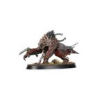 SPEARHEAD: BLADES OF KHORNE – FANGS OF THE BLOOD GOD WARHAMMER AGE OF SIGMAR. Karanak es la encarnación daemónica de la venganza de Khorne. Es objeto de devoción para aquellos cultistas que aspiran a alcanzar su pureza de propósito y que lo siguen por voluntad propia hasta el fragor del combate. Lidera una jauría de rabiosos Mastines de Khorne que se abalanzan sobre el enemigo, deseosos de saborear su sangre recién derramada. Si buscas perpetrar auténticas carnicerías en los Reinos Mortales en nombre del Dios de la Sangre, esta caja es perfecta para empezar un nuevo ejército o ampliar tu colección de una forma más económica que comprando los kits por separado. La rugiente bestia daemónica de tres cabezas conocida como Karanak lidera una fuerza de fieles Mastines de Khorne y cultistas adoradores de daemons que se abalanzan sobre el enemigo, inspirados por sus actos de crueldad y sus impulsos asesinos. Estas miniaturas conforman una fuerza completa de Punta de lanza, lo que significa que podrás lanzarte a jugar partidas tácticas e intensas y reclamar cráneos para Khorne desde el primer momento.