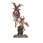 REGIMENT OF RENOWN: THE RED REVELATION WARHAMMER AGE OF SIGMAR. Toda una vida de matanzas ha llevado a Zarxor Ojo Infernal a perseguir un único objetivo: experimentar la batalla en todas sus formas y vislumbrar el verdadero rostro del Dios Rojo. Lo siguen quienes comparten su afán apocalíptico, mortales arrastrados a la locura de la batalla por la oratoria del predicador. Con este kit puedes montar La Revelación Roja, un regimiento de renombre para tus ejércitos de Discípulos de Tzeentch, Agusanados de Nurgle, Hedonitas de Slaanesh, Esclavos de la Oscuridad o Skaven de Warhammer Age of Sigmar. También es perfecta para empezar una nueva colección o ampliar tu ejército de Filos de Khorne de una forma más económica que comprando los kits por separado. Lidera la fuerza un Sacerdote Carnicero, rebosante de poder y armado con una enorme hacha a dos manos, que se lanza al combate para reclamar cráneos. Lo siguen una unidad de Saqueasangres y otra de Siegacráneos armados hasta los dientes.