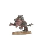 SPEARHEAD: BLADES OF KHORNE – FANGS OF THE BLOOD GOD WARHAMMER AGE OF SIGMAR. Karanak es la encarnación daemónica de la venganza de Khorne. Es objeto de devoción para aquellos cultistas que aspiran a alcanzar su pureza de propósito y que lo siguen por voluntad propia hasta el fragor del combate. Lidera una jauría de rabiosos Mastines de Khorne que se abalanzan sobre el enemigo, deseosos de saborear su sangre recién derramada. Si buscas perpetrar auténticas carnicerías en los Reinos Mortales en nombre del Dios de la Sangre, esta caja es perfecta para empezar un nuevo ejército o ampliar tu colección de una forma más económica que comprando los kits por separado. La rugiente bestia daemónica de tres cabezas conocida como Karanak lidera una fuerza de fieles Mastines de Khorne y cultistas adoradores de daemons que se abalanzan sobre el enemigo, inspirados por sus actos de crueldad y sus impulsos asesinos. Estas miniaturas conforman una fuerza completa de Punta de lanza, lo que significa que podrás lanzarte a jugar partidas tácticas e intensas y reclamar cráneos para Khorne desde el primer momento.
