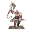 REGIMENT OF RENOWN: THE RED REVELATION WARHAMMER AGE OF SIGMAR. Toda una vida de matanzas ha llevado a Zarxor Ojo Infernal a perseguir un único objetivo: experimentar la batalla en todas sus formas y vislumbrar el verdadero rostro del Dios Rojo. Lo siguen quienes comparten su afán apocalíptico, mortales arrastrados a la locura de la batalla por la oratoria del predicador. Con este kit puedes montar La Revelación Roja, un regimiento de renombre para tus ejércitos de Discípulos de Tzeentch, Agusanados de Nurgle, Hedonitas de Slaanesh, Esclavos de la Oscuridad o Skaven de Warhammer Age of Sigmar. También es perfecta para empezar una nueva colección o ampliar tu ejército de Filos de Khorne de una forma más económica que comprando los kits por separado. Lidera la fuerza un Sacerdote Carnicero, rebosante de poder y armado con una enorme hacha a dos manos, que se lanza al combate para reclamar cráneos. Lo siguen una unidad de Saqueasangres y otra de Siegacráneos armados hasta los dientes.