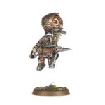 SPEARHEAD: KHARADRON OVERLORDS – GRUNDSTOK TRAILBLAZERS WARHAMMER AGE OF SIGMAR . Los Pioneros Grundstok protegen las flotas celestes del gran imperio Kharadron, pero esa no es su única función. Para quienes pueden costear sus honorarios, los equipos de Pioneros Grundstok son una vanguardia excelente, capaces de localizar objetivos y mantener su posición antes de la llegada de la flota principal. Si quieres reclamar tu botín en los Reinos Mortales, esta caja es la forma ideal de empezar una nueva colección de Altos Señores Kharadron (o de ampliar tu ejército) y ahorrar dinero en comparación con la compra de los kits por separado. Una Cañonera Grundstok voladora apoya a la fuerza atrayendo la atención, absorbiendo fuego enemigo y eliminando objetivos prioritarios con sus armas pesadas. Los Endrimecánicos, extremadamente móviles, están siempre donde más se les necesita, mientras que los Atronadores Grundstok, fuertemente blindados, aportan un poder de fuego letal mientras mantienen sus posiciones. Lidera toda esta fuerza un Endrintendente con armadura dirigible. Estas miniaturas forman una fuerza de Punta de lanza completa, lo que significa que en nada de tiempo podrás lanzarte a jugar partidas tácticas e intensas y hacer cumplir el Código Kharadron.
