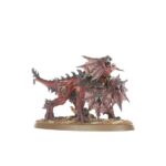 SPEARHEAD: BLADES OF KHORNE – FANGS OF THE BLOOD GOD WARHAMMER AGE OF SIGMAR. Karanak es la encarnación daemónica de la venganza de Khorne. Es objeto de devoción para aquellos cultistas que aspiran a alcanzar su pureza de propósito y que lo siguen por voluntad propia hasta el fragor del combate. Lidera una jauría de rabiosos Mastines de Khorne que se abalanzan sobre el enemigo, deseosos de saborear su sangre recién derramada. Si buscas perpetrar auténticas carnicerías en los Reinos Mortales en nombre del Dios de la Sangre, esta caja es perfecta para empezar un nuevo ejército o ampliar tu colección de una forma más económica que comprando los kits por separado. La rugiente bestia daemónica de tres cabezas conocida como Karanak lidera una fuerza de fieles Mastines de Khorne y cultistas adoradores de daemons que se abalanzan sobre el enemigo, inspirados por sus actos de crueldad y sus impulsos asesinos. Estas miniaturas conforman una fuerza completa de Punta de lanza, lo que significa que podrás lanzarte a jugar partidas tácticas e intensas y reclamar cráneos para Khorne desde el primer momento.