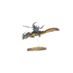 SPEARHEAD: IDONETH DEEPKIN – AKHELIAN TIDE GUARD WARHAMMER AGE OF SIGMAR. Los reyes y reinas akhelianos cabalgan la corriente hacia la batalla acompañados siempre por una Guardia Mareal compuesta por sus mejores guerreros. Pese a su prodigiosa destreza marcial, estos mascarones de proa del ejército de Idoneth son demasiado vitales para dejarlos desprotegidos. Tanto guardaespaldas akhelianos como guerreros namarti están preparados para interponer sus cuerpos y sus bestias en el camino de cualquier golpe dirigido a su señor. Si quieres incursionar en los Reinos Mortales y reclamar las almas de los vivos, esta caja es la forma perfecta de comenzar una nueva colección de Profundos Idoneth o de ampliar tu ejército de una forma más económica que comprando los kits por separado. Un valiente Rey Akheliano lidera la fuerza, preparado para enfrentarse al enemigo en combate. Tras él llegan unidades de élite a lomos de anguilas y preparados para hacer trizas al enemigo con espadas y colmillos. La fuerza la completa una unidad de Saqueadores Namarti, que toman objetivos y descargan una lluvia de flechas sobre el enemigo. Estas miniaturas forman una Punta de lanza completa, haciendo que puedas ponerte a jugar partidas reñidas y tácticas nada más abrir la caja y lanzar tu próxima incursión desde las profundidades.