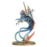 SPEARHEAD: IDONETH DEEPKIN – AKHELIAN TIDE GUARD WARHAMMER AGE OF SIGMAR. Los reyes y reinas akhelianos cabalgan la corriente hacia la batalla acompañados siempre por una Guardia Mareal compuesta por sus mejores guerreros. Pese a su prodigiosa destreza marcial, estos mascarones de proa del ejército de Idoneth son demasiado vitales para dejarlos desprotegidos. Tanto guardaespaldas akhelianos como guerreros namarti están preparados para interponer sus cuerpos y sus bestias en el camino de cualquier golpe dirigido a su señor. Si quieres incursionar en los Reinos Mortales y reclamar las almas de los vivos, esta caja es la forma perfecta de comenzar una nueva colección de Profundos Idoneth o de ampliar tu ejército de una forma más económica que comprando los kits por separado. Un valiente Rey Akheliano lidera la fuerza, preparado para enfrentarse al enemigo en combate. Tras él llegan unidades de élite a lomos de anguilas y preparados para hacer trizas al enemigo con espadas y colmillos. La fuerza la completa una unidad de Saqueadores Namarti, que toman objetivos y descargan una lluvia de flechas sobre el enemigo. Estas miniaturas forman una Punta de lanza completa, haciendo que puedas ponerte a jugar partidas reñidas y tácticas nada más abrir la caja y lanzar tu próxima incursión desde las profundidades.