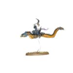 SPEARHEAD: IDONETH DEEPKIN – AKHELIAN TIDE GUARD WARHAMMER AGE OF SIGMAR. Los reyes y reinas akhelianos cabalgan la corriente hacia la batalla acompañados siempre por una Guardia Mareal compuesta por sus mejores guerreros. Pese a su prodigiosa destreza marcial, estos mascarones de proa del ejército de Idoneth son demasiado vitales para dejarlos desprotegidos. Tanto guardaespaldas akhelianos como guerreros namarti están preparados para interponer sus cuerpos y sus bestias en el camino de cualquier golpe dirigido a su señor. Si quieres incursionar en los Reinos Mortales y reclamar las almas de los vivos, esta caja es la forma perfecta de comenzar una nueva colección de Profundos Idoneth o de ampliar tu ejército de una forma más económica que comprando los kits por separado. Un valiente Rey Akheliano lidera la fuerza, preparado para enfrentarse al enemigo en combate. Tras él llegan unidades de élite a lomos de anguilas y preparados para hacer trizas al enemigo con espadas y colmillos. La fuerza la completa una unidad de Saqueadores Namarti, que toman objetivos y descargan una lluvia de flechas sobre el enemigo. Estas miniaturas forman una Punta de lanza completa, haciendo que puedas ponerte a jugar partidas reñidas y tácticas nada más abrir la caja y lanzar tu próxima incursión desde las profundidades.