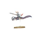SPEARHEAD: IDONETH DEEPKIN – AKHELIAN TIDE GUARD WARHAMMER AGE OF SIGMAR. Los reyes y reinas akhelianos cabalgan la corriente hacia la batalla acompañados siempre por una Guardia Mareal compuesta por sus mejores guerreros. Pese a su prodigiosa destreza marcial, estos mascarones de proa del ejército de Idoneth son demasiado vitales para dejarlos desprotegidos. Tanto guardaespaldas akhelianos como guerreros namarti están preparados para interponer sus cuerpos y sus bestias en el camino de cualquier golpe dirigido a su señor. Si quieres incursionar en los Reinos Mortales y reclamar las almas de los vivos, esta caja es la forma perfecta de comenzar una nueva colección de Profundos Idoneth o de ampliar tu ejército de una forma más económica que comprando los kits por separado. Un valiente Rey Akheliano lidera la fuerza, preparado para enfrentarse al enemigo en combate. Tras él llegan unidades de élite a lomos de anguilas y preparados para hacer trizas al enemigo con espadas y colmillos. La fuerza la completa una unidad de Saqueadores Namarti, que toman objetivos y descargan una lluvia de flechas sobre el enemigo. Estas miniaturas forman una Punta de lanza completa, haciendo que puedas ponerte a jugar partidas reñidas y tácticas nada más abrir la caja y lanzar tu próxima incursión desde las profundidades.