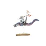 SPEARHEAD: IDONETH DEEPKIN – AKHELIAN TIDE GUARD WARHAMMER AGE OF SIGMAR. Los reyes y reinas akhelianos cabalgan la corriente hacia la batalla acompañados siempre por una Guardia Mareal compuesta por sus mejores guerreros. Pese a su prodigiosa destreza marcial, estos mascarones de proa del ejército de Idoneth son demasiado vitales para dejarlos desprotegidos. Tanto guardaespaldas akhelianos como guerreros namarti están preparados para interponer sus cuerpos y sus bestias en el camino de cualquier golpe dirigido a su señor. Si quieres incursionar en los Reinos Mortales y reclamar las almas de los vivos, esta caja es la forma perfecta de comenzar una nueva colección de Profundos Idoneth o de ampliar tu ejército de una forma más económica que comprando los kits por separado. Un valiente Rey Akheliano lidera la fuerza, preparado para enfrentarse al enemigo en combate. Tras él llegan unidades de élite a lomos de anguilas y preparados para hacer trizas al enemigo con espadas y colmillos. La fuerza la completa una unidad de Saqueadores Namarti, que toman objetivos y descargan una lluvia de flechas sobre el enemigo. Estas miniaturas forman una Punta de lanza completa, haciendo que puedas ponerte a jugar partidas reñidas y tácticas nada más abrir la caja y lanzar tu próxima incursión desde las profundidades.