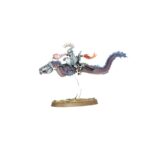 SPEARHEAD: IDONETH DEEPKIN – AKHELIAN TIDE GUARD WARHAMMER AGE OF SIGMAR. Los reyes y reinas akhelianos cabalgan la corriente hacia la batalla acompañados siempre por una Guardia Mareal compuesta por sus mejores guerreros. Pese a su prodigiosa destreza marcial, estos mascarones de proa del ejército de Idoneth son demasiado vitales para dejarlos desprotegidos. Tanto guardaespaldas akhelianos como guerreros namarti están preparados para interponer sus cuerpos y sus bestias en el camino de cualquier golpe dirigido a su señor. Si quieres incursionar en los Reinos Mortales y reclamar las almas de los vivos, esta caja es la forma perfecta de comenzar una nueva colección de Profundos Idoneth o de ampliar tu ejército de una forma más económica que comprando los kits por separado. Un valiente Rey Akheliano lidera la fuerza, preparado para enfrentarse al enemigo en combate. Tras él llegan unidades de élite a lomos de anguilas y preparados para hacer trizas al enemigo con espadas y colmillos. La fuerza la completa una unidad de Saqueadores Namarti, que toman objetivos y descargan una lluvia de flechas sobre el enemigo. Estas miniaturas forman una Punta de lanza completa, haciendo que puedas ponerte a jugar partidas reñidas y tácticas nada más abrir la caja y lanzar tu próxima incursión desde las profundidades.