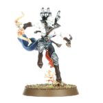 SPEARHEAD: IDONETH DEEPKIN – AKHELIAN TIDE GUARD WARHAMMER AGE OF SIGMAR. Los reyes y reinas akhelianos cabalgan la corriente hacia la batalla acompañados siempre por una Guardia Mareal compuesta por sus mejores guerreros. Pese a su prodigiosa destreza marcial, estos mascarones de proa del ejército de Idoneth son demasiado vitales para dejarlos desprotegidos. Tanto guardaespaldas akhelianos como guerreros namarti están preparados para interponer sus cuerpos y sus bestias en el camino de cualquier golpe dirigido a su señor. Si quieres incursionar en los Reinos Mortales y reclamar las almas de los vivos, esta caja es la forma perfecta de comenzar una nueva colección de Profundos Idoneth o de ampliar tu ejército de una forma más económica que comprando los kits por separado. Un valiente Rey Akheliano lidera la fuerza, preparado para enfrentarse al enemigo en combate. Tras él llegan unidades de élite a lomos de anguilas y preparados para hacer trizas al enemigo con espadas y colmillos. La fuerza la completa una unidad de Saqueadores Namarti, que toman objetivos y descargan una lluvia de flechas sobre el enemigo. Estas miniaturas forman una Punta de lanza completa, haciendo que puedas ponerte a jugar partidas reñidas y tácticas nada más abrir la caja y lanzar tu próxima incursión desde las profundidades.