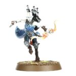 SPEARHEAD: IDONETH DEEPKIN – AKHELIAN TIDE GUARD WARHAMMER AGE OF SIGMAR. Los reyes y reinas akhelianos cabalgan la corriente hacia la batalla acompañados siempre por una Guardia Mareal compuesta por sus mejores guerreros. Pese a su prodigiosa destreza marcial, estos mascarones de proa del ejército de Idoneth son demasiado vitales para dejarlos desprotegidos. Tanto guardaespaldas akhelianos como guerreros namarti están preparados para interponer sus cuerpos y sus bestias en el camino de cualquier golpe dirigido a su señor. Si quieres incursionar en los Reinos Mortales y reclamar las almas de los vivos, esta caja es la forma perfecta de comenzar una nueva colección de Profundos Idoneth o de ampliar tu ejército de una forma más económica que comprando los kits por separado. Un valiente Rey Akheliano lidera la fuerza, preparado para enfrentarse al enemigo en combate. Tras él llegan unidades de élite a lomos de anguilas y preparados para hacer trizas al enemigo con espadas y colmillos. La fuerza la completa una unidad de Saqueadores Namarti, que toman objetivos y descargan una lluvia de flechas sobre el enemigo. Estas miniaturas forman una Punta de lanza completa, haciendo que puedas ponerte a jugar partidas reñidas y tácticas nada más abrir la caja y lanzar tu próxima incursión desde las profundidades.