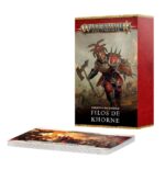 WARSCROLL CARDS: BLADES OF KHORNE (ESPAÑOL) WARHAMMER AGE OF SIGMAR. Solo en inglés. The Blades of Khorne go to war in a blood-frenzied tide. From frothing cultists to sanity-blastinLos Filos de Khorne acuden a la guerra como una marea sedienta de sangre. Todos, desde los rabiosos cultistas hasta los perturbadores daemons, son asesinos despiadados que solo ansían inundar de sangre y vísceras los Reinos Mortales. Este set de 41 tarjetas te ayudará a llevar un seguimiento de tus Filos de Khorne en partidas de Warhammer Age of Sigmar. Hay tarjetas de unidad individuales para cada unidad, elemento de terreno de facción y manifestación de facción, con sus perfiles, equipo, opciones y habilidades especiales. Son la forma ideal de comprobar fácilmente la información clave en el fragor de la batalla. También encontrarás tarjetas de unidad especiales para partidas de Punta de lanza.