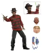 ULTIMATE FREDDY KRUEGER A NIGHTMARE ON ELM STREET 30TH ANNIVERSARY. NECA presenta la versión definitiva de Freddy como apareció por primera vez en el clásico de 1984. Freddy mide casi 7″ y cuenta con una parte inferior del cuerpo totalmente articulada con muslos y rodillas articulados. La figura viene con 3 cabezas intercambiables, incluyendo la boca cerrada, boca abierta mueca, y la cara del cráneo. Cuenta con una mano izquierda intercambiable con 2 dedos cortados e incluye una máscara de piel muerta, un teléfono con lengua y su fiel fedora. Cargada de características, detalles y articulaciones, ¡esta es la figura de Freddy que hay que tener! Embalaje de coleccionista en caja con ventana y solapa de apertura.