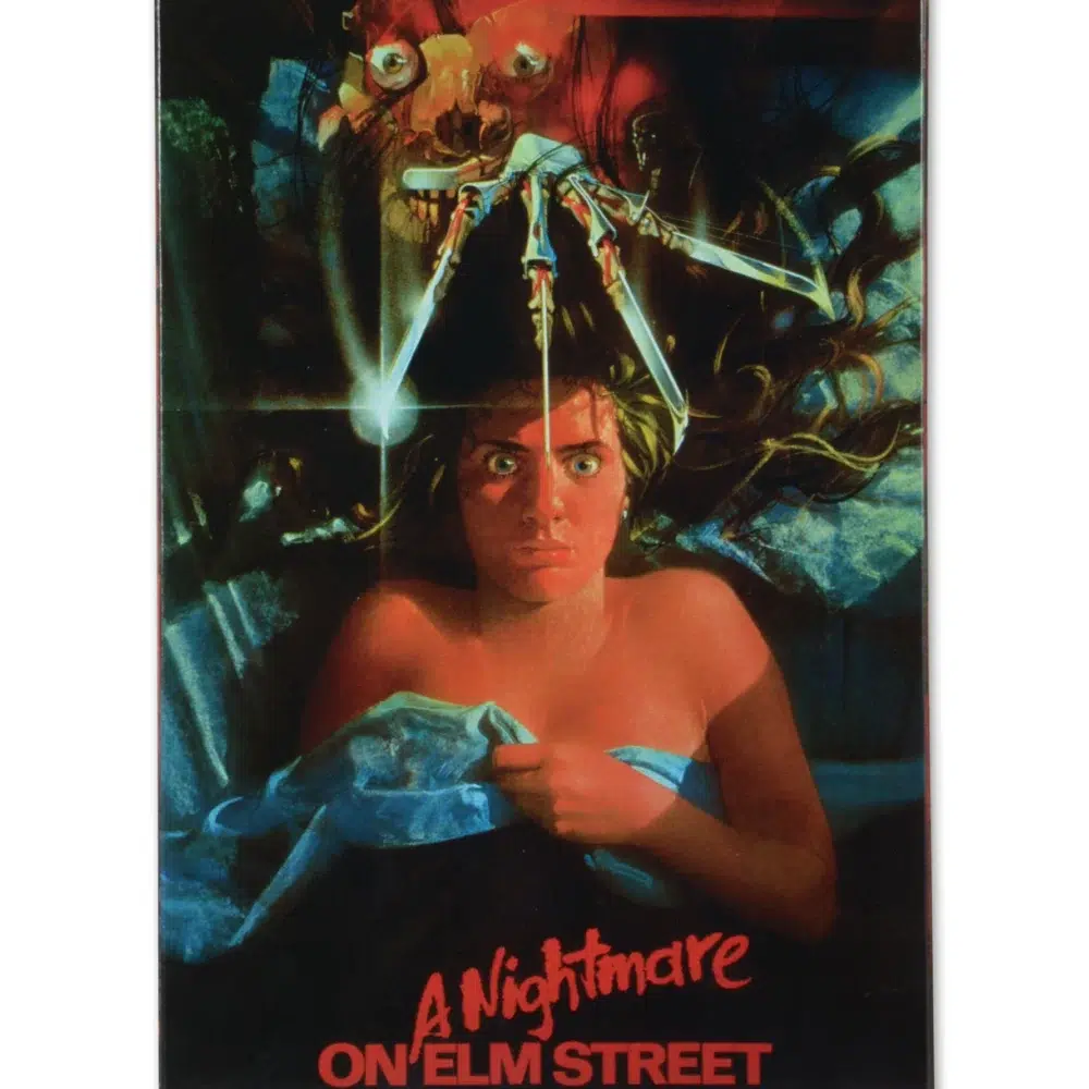 Ultimate freddy krueger a nightmare on elm street 30th anniversary. Neca presenta la versión definitiva de freddy como apareció por primera vez en el clásico de 1984. Freddy mide casi 7″ y cuenta con una parte inferior del cuerpo totalmente articulada con muslos y rodillas articulados. La figura viene con 3 cabezas intercambiables, incluyendo la boca cerrada, boca abierta mueca, y la cara del cráneo. Cuenta con una mano izquierda intercambiable con 2 dedos cortados e incluye una máscara de piel muerta, un teléfono con lengua y su fiel fedora. Cargada de características, detalles y articulaciones, ¡esta es la figura de freddy que hay que tener! Embalaje de coleccionista en caja con ventana y solapa de apertura.