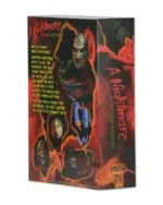 ULTIMATE FREDDY KRUEGER A NIGHTMARE ON ELM STREET 30TH ANNIVERSARY. NECA presenta la versión definitiva de Freddy como apareció por primera vez en el clásico de 1984. Freddy mide casi 7″ y cuenta con una parte inferior del cuerpo totalmente articulada con muslos y rodillas articulados. La figura viene con 3 cabezas intercambiables, incluyendo la boca cerrada, boca abierta mueca, y la cara del cráneo. Cuenta con una mano izquierda intercambiable con 2 dedos cortados e incluye una máscara de piel muerta, un teléfono con lengua y su fiel fedora. Cargada de características, detalles y articulaciones, ¡esta es la figura de Freddy que hay que tener! Embalaje de coleccionista en caja con ventana y solapa de apertura.
