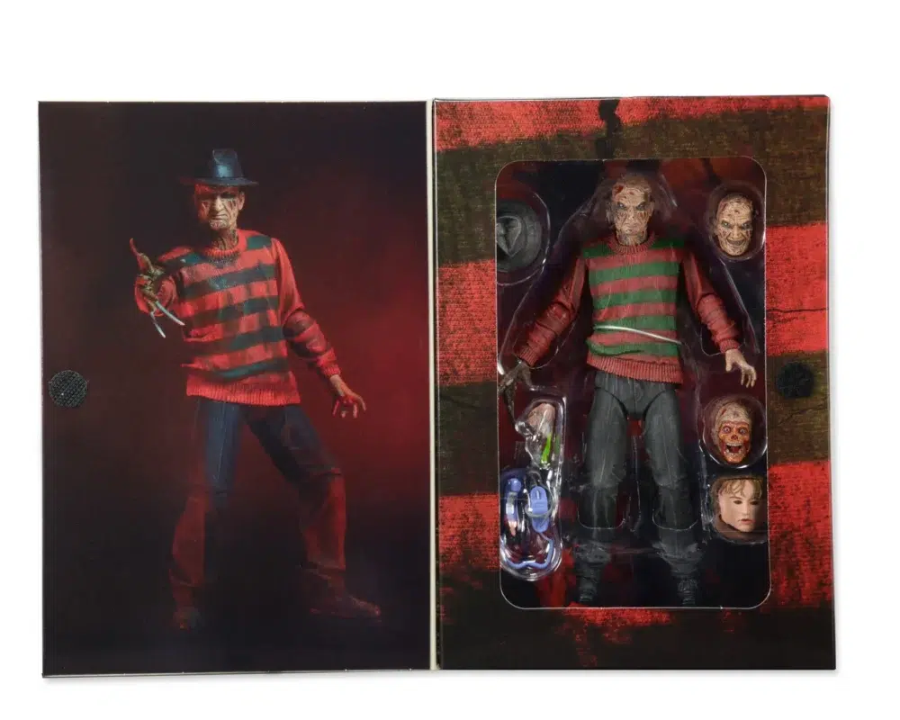 Ultimate freddy krueger a nightmare on elm street 30th anniversary. Neca presenta la versión definitiva de freddy como apareció por primera vez en el clásico de 1984. Freddy mide casi 7″ y cuenta con una parte inferior del cuerpo totalmente articulada con muslos y rodillas articulados. La figura viene con 3 cabezas intercambiables, incluyendo la boca cerrada, boca abierta mueca, y la cara del cráneo. Cuenta con una mano izquierda intercambiable con 2 dedos cortados e incluye una máscara de piel muerta, un teléfono con lengua y su fiel fedora. Cargada de características, detalles y articulaciones, ¡esta es la figura de freddy que hay que tener! Embalaje de coleccionista en caja con ventana y solapa de apertura.
