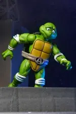 APRIL AS THE 5TH TURTLE TEENAGE MUTANT NINJA TURTLES ADVENTURES ARCHIE COMICS. Figura articulada, tamaño aprox. 18 cm. Viene con accesorios en una caja con ventana. Como se vio en el número especial de invierno de 1994 de la serie de cómics Teenage Mutant Ninja Turtles Adventures de Eastman y Laird, de Archie Comics. ¿Quién es la misteriosa quinta Tortuga? Pues nada menos que April O'Neil. Esta figura de acción NECA a escala de 7 pulgadas cuenta con una espada, una vaina y varias cabezas y manos para ofrecer infinitas posibilidades de exposición. Viene en un embalaje para coleccionistas con ilustraciones del artista original de TMNT Adventures, Ken Mitchroney.