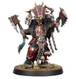 SPEARHEAD: BLADES OF KHORNE – FANGS OF THE BLOOD GOD WARHAMMER AGE OF SIGMAR. Karanak es la encarnación daemónica de la venganza de Khorne. Es objeto de devoción para aquellos cultistas que aspiran a alcanzar su pureza de propósito y que lo siguen por voluntad propia hasta el fragor del combate. Lidera una jauría de rabiosos Mastines de Khorne que se abalanzan sobre el enemigo, deseosos de saborear su sangre recién derramada. Si buscas perpetrar auténticas carnicerías en los Reinos Mortales en nombre del Dios de la Sangre, esta caja es perfecta para empezar un nuevo ejército o ampliar tu colección de una forma más económica que comprando los kits por separado. La rugiente bestia daemónica de tres cabezas conocida como Karanak lidera una fuerza de fieles Mastines de Khorne y cultistas adoradores de daemons que se abalanzan sobre el enemigo, inspirados por sus actos de crueldad y sus impulsos asesinos. Estas miniaturas conforman una fuerza completa de Punta de lanza, lo que significa que podrás lanzarte a jugar partidas tácticas e intensas y reclamar cráneos para Khorne desde el primer momento.